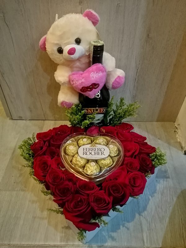 Corazon de rosas, peluche, ferrero y baileys. R130