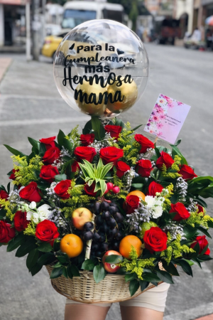 Canasto por 30 rosas, fruta y globo personalizado R190